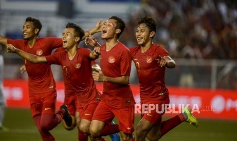 Pemain Timnas Indonesia Evan Dimas Darmono (kedua kanan) berselbrasi dengan rekan satu timnya usai membobol gawang Timnas Myanmar pada pertandingan semi final sepak bola Sea Games 2019 di Rizal Memorial Stadium, Manila, Filipina, Sabtu (7/12).