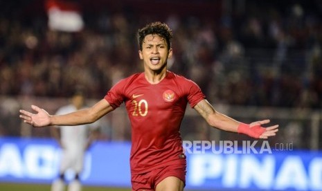 Pemain timnas U-22 Indonesia Osvaldo Ardiles Haay berselebrasi usai membobol gawang timnas Myanmar pada pertandingan semifinal sepak bola Sea Games 2019 di Rizal Memorial Stadium, Manila, Filipina, Sabtu (7/12).