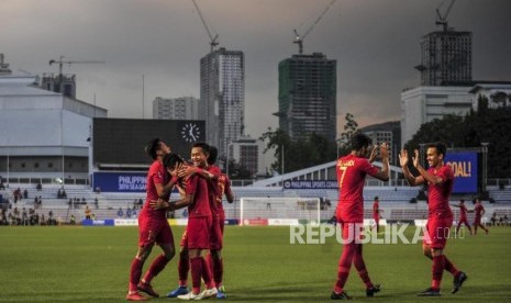 Pemain Timnas Indonesia Evan Dimas Darmono (kedua kiri) dipeluk rekan satu timnya usai membobol gawang Timnas Myanmar pada pertandingan semi final sepak bola Sea Games 2019 di Rizal Memorial Stadium, Manila, Filipina, Sabtu (7/12).