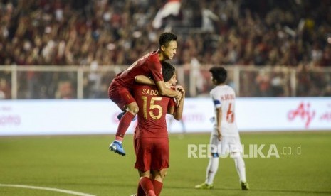 Pemain timnas Indonesia Evan Dimas Darmono dipeluk oleh rekan satu timnya usai membobol gawang Myanmar pada pertandingan semifinal sepak bola SEA Games 2019 di Rizal Memorial Stadium, Manila, Filipina, Sabtu (7/12).