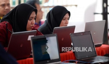 Peserta mengikuti simulasi tes Calon Pegawai Negeri Sipil (CPNS) berbasis Computer Assisted Test  (CAT)  di Jakarta, Ahad (8/12).