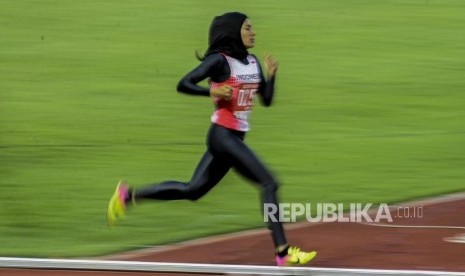 Pelari Indonesia Agustina Mardika Manik saat berpacu pada lomba lari 1.500 meter putri Sea Games 2019 di Stadion Atletik New Clark, Filipina, Ahad (8/12).