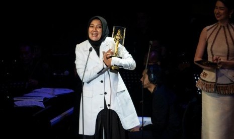 Aktris Cut Mini menyampaikan sambutan seusai menerima piala Pemeran Pendukung Wanita Terbaik pada Malam Penganugerahan Piala Citra Festival Film Indonesia (FFI) 2019 di Jakarta, Ahad (8/12/2019). Cut Mini berharap Indonesia semakin baik lagi dalam segala hal.