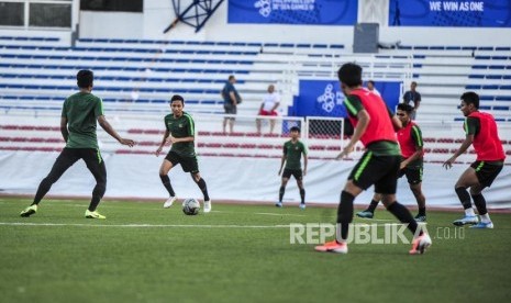 Sejumlah pemain timnas Indonesia U-22 saat sesi latihan di Rizal Memorial Stadium, Manila, Filipina, Senin (9/12).