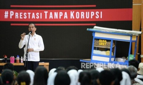 Presiden Joko Widodo memberikan sambutan seusai menyaksikan drama bertajuk Prestasi Tanpa Korupsi di SMKN 57 Jakarta, Jakarta Selatan, Senin (9/12).