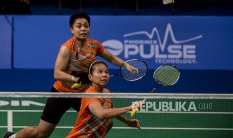 Pebulutangkis Indonesia Greysia Polli dan Apriyani Rahayu bersiap mengembalikan kok melawan wakil Thailand Chayanit Chaladchalam dan Phataimas Muenwong pada final bulu tangkis kategori ganda putri di Muntinlupa Sports Complex, Manila, Filipina, Senin (9/12). Greysia/Apriyani memenangkan laga sekaligus memastikan emas untuk Indonesia.