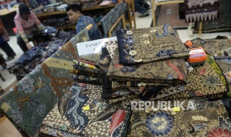 Kain batik. Ketertarikan atau rangsangan seksual pada benda-benda non-seksual, seperti kain jarik, disebut sebagai fetish dalam ilmu psikologi.