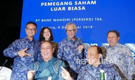 Pengurus Baru Bank Mandiri (kiri kanan duduk) Direktur Utama Terpilih Bank Mandiri Royke Tumilaar dan mantan Komisaris B S Kusmulyono, bersama (kiri kanan berdiri) Direktur Manajemen Risiko A. Siddik Badruddin, Direktur Corporate Banking Alexandra Askandar, Mantan Komisaris Utama Hartadi A. Sarwono dan Wadirut Sulaiman Arif Arianto saat Rapat Umum Pemegang Saham Luar Biasa Bank Mandiri di Jakarta, Senin (9/12).