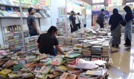 Islamic Book Fair Dongkrak Literasi Indonesia. Para pengunjung mengamati berbagai buku pada acara Islamic Book Fair 2019.