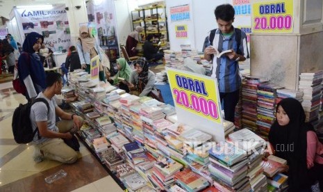 Tak Ada Transaksi di Islamic Book Fair Saat Shalat Jumat. Foto: Para pengunjung mengamati berbagai buku pada acara Islamic Book Fair 2019, di Gedung Landmark, Kota Bandung, Senin (9/12).