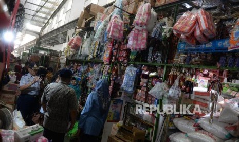 Anggota TPID memantau harga kebutuhan pokok di pasar. 