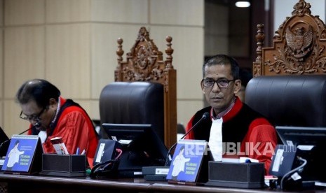 Ketua majelis hakim Konstitusi Saldi Isra (kanan) didampingi Hakim Konstitusi Arief Hidayat (kiri)  memimpin sidang panel pendahuluan permohonan di gedung MK, Jakarta,Selasa (10/12).