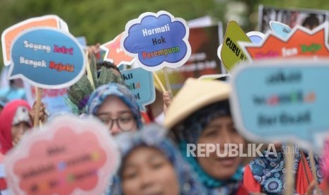 Ilustrasi Kampanye Antikekerasan Perempuan dan Anak. Kekerasan terhadap perempuan, termasuk kekerasan dalam rumah tangga, merupakan pelanggaran hak asasi manusia