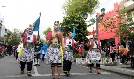 Kampanye Antikekerasan Perempuan dan Anak. Peserta aksi dari Himpaudi menggelar kampanye antikekerasan terhadap perempuan dan anak di Malioboro, Yogyakarta, Selasa (10/12).