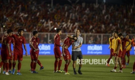 Pemain Timnas Indonesia meninggalkan lapangan usai dikalahkan oleh Timnas Vietnam pada pertandingan final sepak bola Sea Games 2019 di Rizal Memorial Stadium, Manila, Filipina, Selasa (10/12).