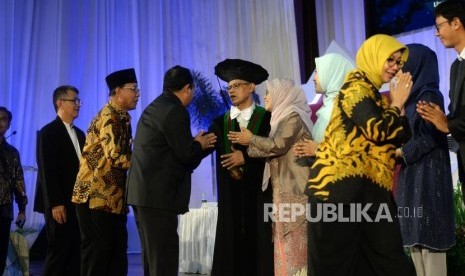 Pengukuhan Guru Besar Haedar Nashir. Prof Haedar Nashir menerima ucapan selamat usai upacara Pengukuhan Guru Besar  di Sportorium UMY, Yogyakarta, Kamis (12/12).