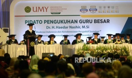 Pengukuhan Guru Besar Haedar Nashir. Prof Haedar Nashir menerima ucapan selamat dari mantan Wapres Jusuf Kalla saat upacara Pengukuhan Guru Besar di Sportorium UMY, Yogyakarta, Kamis (12/12).