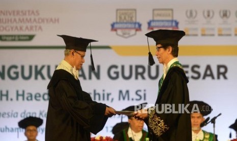 Pengukuhan Guru Besar Haedar Nashir. Prof Haedar Nashir menerima surat pengangkatan guru besar dari Rektor UMY Gunawan Budiyanto pada acara Pengukuhan Guru Besar di Sportorium UMY, Yogyakarta, Kamis (12/12).