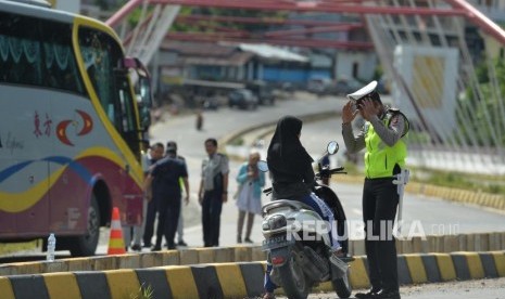 Kepolisian Daerah Jawa Timur menerjunkan 11.061 personel untuk mengamankan natal 2019 dan tahun baru 2020 (Nataru). Foto: Petugas gabungan melakukan pemeriksaan keamanan. ilustrasi