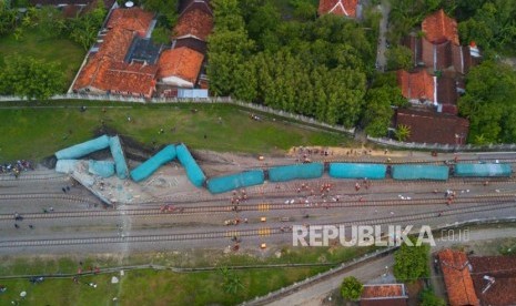 Foto udara gerbong kereta api yang keluar jalur rel akibat anjloknya Kereta Api barang 2704 pengangkut semen yang melaju dari stasiun Kampung Bandan menuju stasiun Kalimas di KM 52+926 di jalur stasiun Doplang, Blora, Jawa Tengah (12/12/2019).