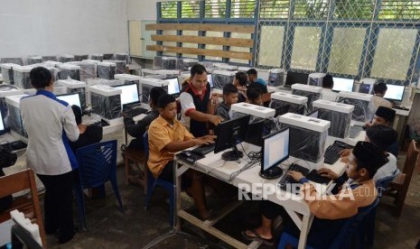 Bantuan Fasilitas Pendidikan. Sejumlah siswa mendapatkan pelatihan komputer di Pusat Kegiatan Belajar Mengajar (PKBM) Mustika, Balaikarangan, Kabupaten Sanggau, Kalimatan Barat, Rabu (11/12).