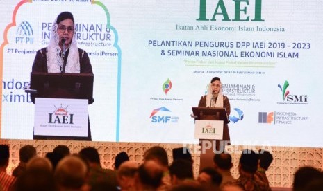 Menteri Keuangan Sri Mulyani selaku Ketua Umum Ikatan Ahli Ekonomi Islam Indonesia (IAEI) menyampaikan sambutan saat pelantikan pengurus IAEI 2019-2023 di Jakarta, Jumat (13/12).