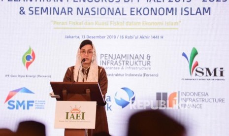 Menteri Keuangan Sri Mulyani selaku Ketua Umum Ikatan Ahli Ekonomi Islam Indonesia (IAEI) menyampaikan sambutan saat pelantikan pengurus IAEI 2019-2023 di Jakarta, Jumat (13/12).