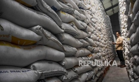 Petugas memeriksa tumpukan beras di Gudang Bulog Divre Jawa Barat di Kawasan Gedebage, Kota Bandung, Jumat (13/12).