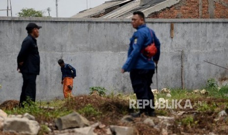 Petugas pemadam kebakaran melakukan penyisiran ular kobra di Duren Jaya, Bekasi ,Jawa Barat, Ahad (15/12).