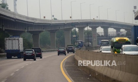 PT Jasa Marga Persero (Tbk) sedang mengusulkan rencana integrasi sistem transaksi dan penerapan tarif bagi pengguna Tol Layang Jakarta-Cikampek II dengan jaringan eksisting (Ilustrasi Jalan Tol Layang Japek)