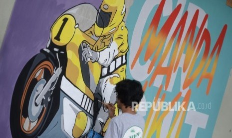 Mural Menuju Moto GP Mandalika. Seniman menggambar mural di Yogyakarta, Ahad (15/12).