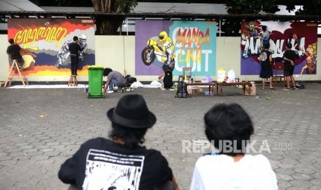 Mural Menuju Moto GP Mandalika. Seniman menggambar mural di Yogyakarta, Ahad (15/12).