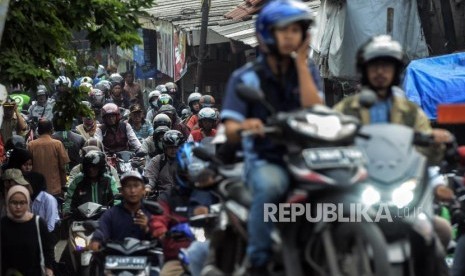 Pengendara motor. Kemenkes serukan pengendara motor memerhatikan kesehatan diri dan pembonceng.