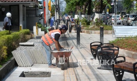 Revitalisasi Trotoar Jogja. Pengerjaan revitalisasi trotoar di Jalan Sudirman, Yogyakarta, Senin (15/12).