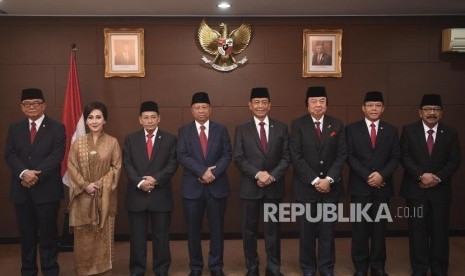 Wiranto Temui Presiden, Ini yang Dibahas. Foto: Ketua dan Aggota Dewan Pertimbangan Presiden (Wantimpres) periode 2019-2024 (kiri-kanan) Sidarto Danusubroto, Putri Kuswisnu Wardani, Habib Luthfi bin Yahya, Arifin Panigoro, Wiranto, Dato Sri Tahir, M Mardiono dan Soekarwo berfoto bersama saat Serah terima jabatan ketua dan anggota Wantimpres periode 2015-2019 kepada ketua dan anggota Wantimpres periode 2019-2024 di Jakarta, Senin (16/12/2019).