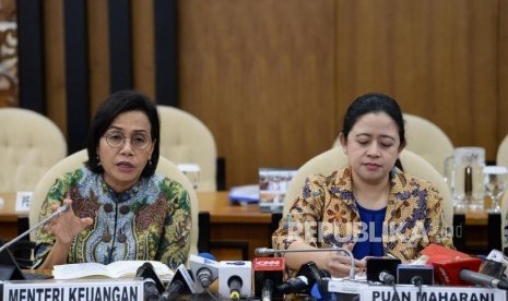 Ketua DPR Puan Maharani bersama dengan Menteri Keuangan Sri Mulyani memberikan keterangan usai rapat konsultasi Kompleks Parlemen, Senayan, Jakarta, Senin (16/12).