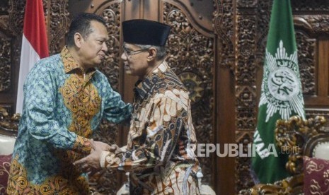 Ketua Umum PP Muhammadiyah Haedar Nassir (kanan) bersalaman dengan Ketua MPR Bambang Soesatyo saat melakukan pertemuan di Gedung PP Muhammadiyah, Menteng, Jakarta, Senin (16/12).