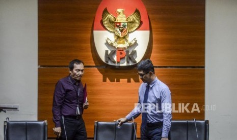 Wakil Ketua KPK Saut Situmorang dan Laode M. Syarif bersiap memberikan keterangan saat konferensi pers di Gedung KPK, Jakarta, Senin (16/12).