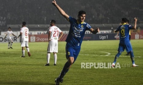 Persib Bandung Menang. Bek Persib Bandung Nick Kuipers melakukan selebrasi usai mencetak gol dalam pertandingan lanjutan Liga 1 beberapa waktu lalu.