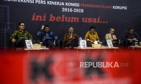 Ketua KPK Agus Rahardjo (ketiga kiri) bersama Wakil Ketua KPK Laode M. Syarif, Basaria Panjaitan, Alexander Marwata, Saut Situmorang (dari kedua kiri ke kanan) dan Juru Bicara KPK Febri Diansyah (kiri) memeberikan keterangan saat konferensi pers kinerja KPK 2016-2019 di Gedung KPK, Jakarta, Selasa (17/12).