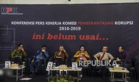 Ketua KPK Agus Rahardjo (ketiga kiri) bersama Wakil Ketua KPK Laode M. Syarif, Basaria Panjaitan, Alexander Marwata, Saut Situmorang (dari kedua kiri ke kanan) dan Juru Bicara KPK Febri Diansyah (kiri) memeberikan keterangan saat konferensi pers kinerja KPK 2016-2019 di Gedung KPK, Jakarta, Selasa (17/12).