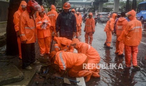 Sejumlah petugas menggali lubang saluran air. Foto (Ilustrasi)