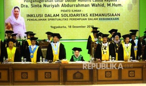 Anugerah Doktor UIN Suka. Istri Presiden ke-4 RI Sinta Nuriyah Wahid menghadiri rapat senat terbuka di UIN Sunan Kalijaga, Yogyakarta, Rabu (18/12).