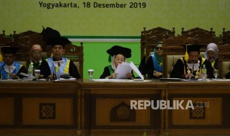 Anugerah Doktor UIN Suka. Istri Presiden ke-4 RI Sinta Nuriyah Wahid (tengah) membacakan pidato pengukuhan saat rapat senat terbuka di UIN Sunan Kalijaga, Yogyakarta, Rabu (18/12).