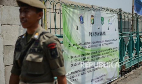 Padang akan wujdulkan kehadiran Satpol PP Syariah. Foto: Personel Satuan Polisi Pamong Praja (Satpol PP) berjaga di trotoar (ilustrasi)