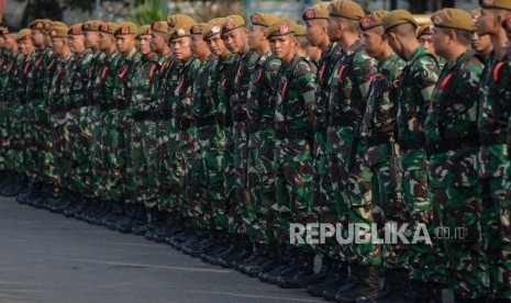 Anggota TNI mengikuti apel Operasi Lilin Jaya di lapangan Polda Metro Jaya, Jakarta (ilustrasi). Sebanyak 8.000 personel gabungan telah disiapkan untuk Operasi Lilin Jaya 2021 pada 24 Desember 2021-2 Januari 2022.