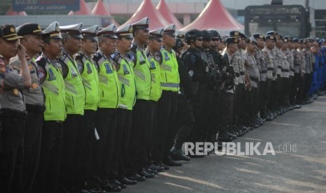 Angota Kepolisian melakukan persiapan saat apel Operasi Lilin Jaya 2019 di lapangan Polda Metro Jaya, Jakarta, Kamis (19/12).