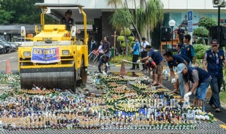 MUI Belitung Dukung Pemberantasan Peredaran Arak. Sejumlah petugas saat pemusnahan barang bukti minuman keras (ilustrasi).