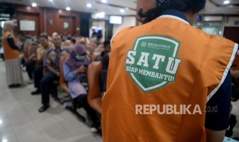 Petugas BPJS Kesehatan Siap Membantu (BPJS SATU) memberikan informasi kepada calon pasien RS Jantung Harapan Kita, Jakarta, Kamis (19/12).