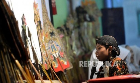 Pakeliran Padat Wayang Kulit. Dalang muda Muhammad Zaki Kaditama tampil saat pakeliran padat wayang kulit dengan lakon Gatutkaca Wisuda di Auditorium Abdulkahar Muzakir, UII, Yogyakarta, Rabu (18/12).